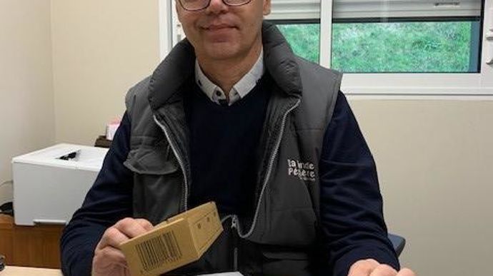 Laurent Nicoleau, directeur du site, a fait réaliser des cartons spéciaux pour la vente de plants en mottes. ©Odile Maillard
